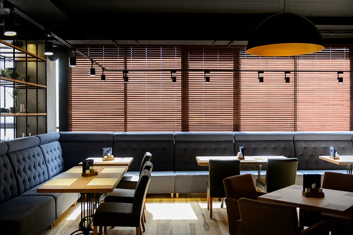 Không chỉ cổ điển, màn gỗ còn có thể kết hợp với không gian nhà hàng hiện đại
