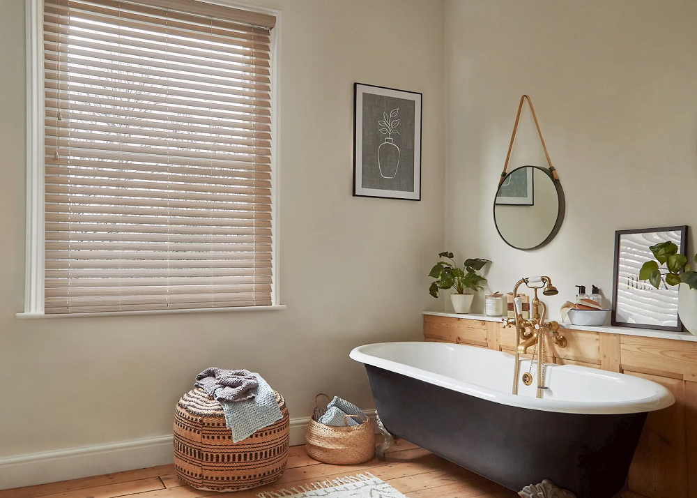 Trong phòng tắm, Màn gỗ PS sẽ là lựa chọn che chắn cửa sổ tốt nhất, vừa đẹp lại vừa chống thấm hiệu quả.