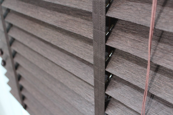 Lá gỗ có chất liệu 100% từ thiên nhiên, kết hợp cùng hệ dây thang bắt mắt.
