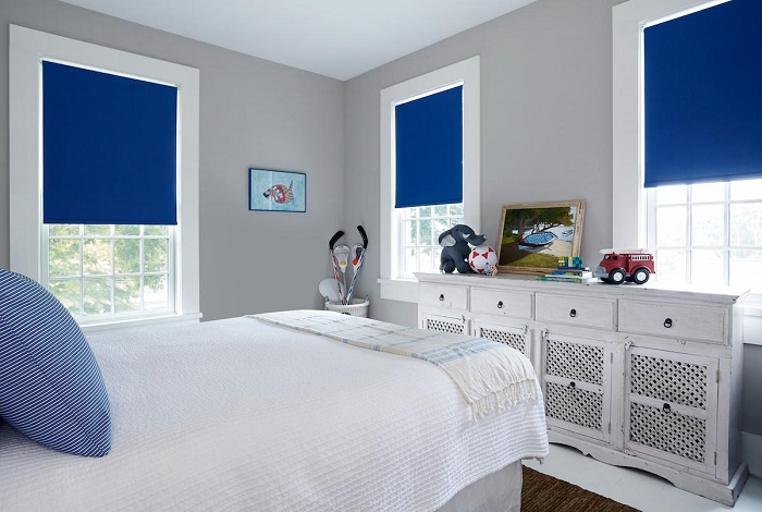 Không gian phòng của bé được tô điểm với màn cuốn màu xanh
